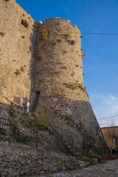 Ruiner av medeltida slott i Collalto Sabino i Lazio, Italien — Stockfoto