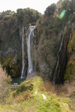 İtalya, Umbria 'da Terni yakınlarında alçak su ile Mermer Şelale görüntüsü