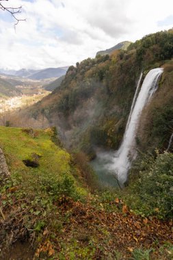 Umbria 'daki Terni yakınlarındaki Mermer şelalede sis ve su süspansiyonu görüntüsü, İtalya' nın Umbria kentinde Terni yakınlarında İtalyan mermeri şelalesi.