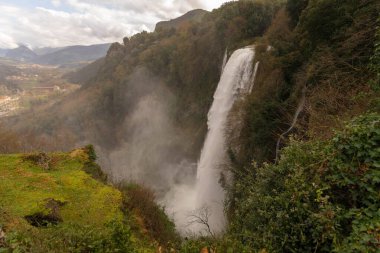 Umbria 'daki Terni yakınlarındaki Mermer şelalede sis ve su süspansiyonu görüntüsü, İtalya' nın Umbria kentinde Terni yakınlarında İtalyan mermeri şelalesi.