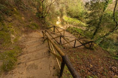 Umbria, İtalya 'da Terni yakınlarındaki Mermer Şelale' nin etrafındaki yollar