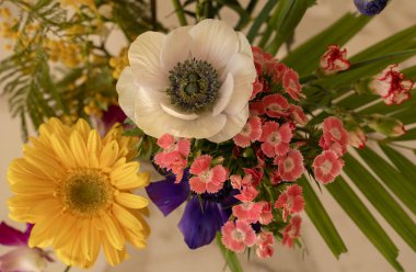 Farklı bahar çok renkli çiçeklerinden oluşan buket resmi