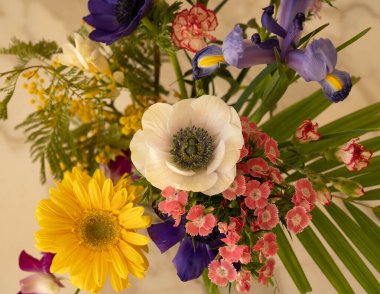 Farklı bahar çok renkli çiçeklerinden oluşan buket resmi