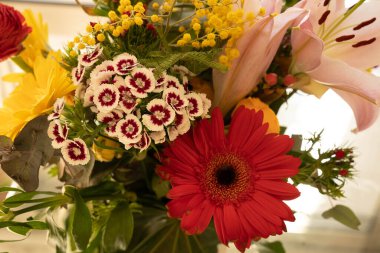 Farklı bahar çok renkli çiçeklerinden oluşan buket resmi