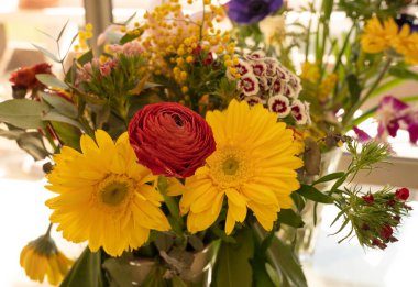 Farklı bahar çok renkli çiçeklerinden oluşan buket resmi