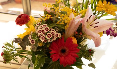 Farklı bahar çok renkli çiçeklerinden oluşan buket resmi