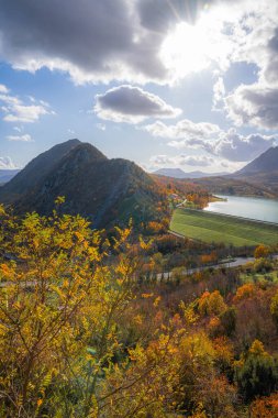 İtalya 'da Molise' de San Vincenzo Gölü 'nde Castel ile güzel bir manzara.