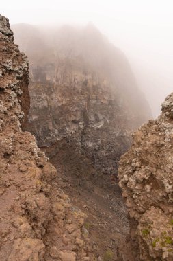 Vezüv Krateri 'nin bulutlu havadaki görüntüsü, İtalya