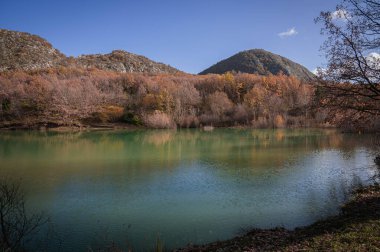 İtalya 'da Molise' de San Vincenzo Gölü 'nde Castel ile güzel bir manzara.