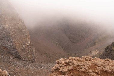 Vezüv Krateri 'nin bulutlu havadaki görüntüsü, İtalya