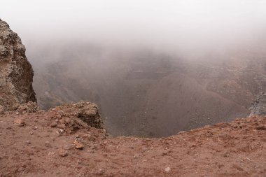 Vezüv Krateri 'nin bulutlu havadaki görüntüsü, İtalya