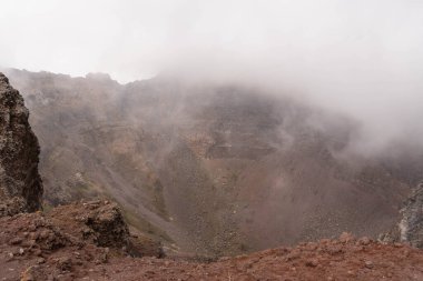 Vezüv Krateri 'nin bulutlu havadaki görüntüsü, İtalya