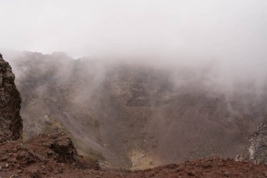 Vezüv Krateri 'nin bulutlu havadaki görüntüsü, İtalya