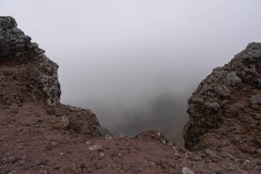 Vezüv Krateri 'nin bulutlu havadaki görüntüsü, İtalya