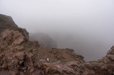 Vezüv Krateri 'nin bulutlu havadaki görüntüsü, İtalya