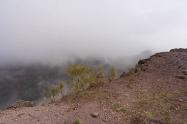 Vezüv Krateri 'nin bulutlu havadaki görüntüsü, İtalya