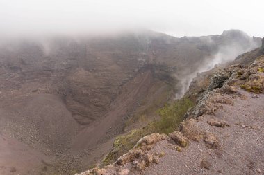 Vezüv Krateri 'nin bulutlu havadaki görüntüsü, İtalya