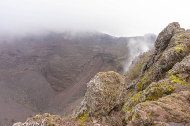 Vezüv Krateri 'nin bulutlu havadaki görüntüsü, İtalya