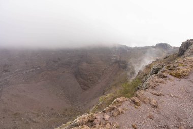 Vezüv Krateri 'nin bulutlu havadaki görüntüsü, İtalya