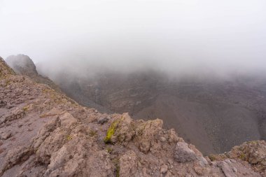 Vezüv Krateri 'nin bulutlu havadaki görüntüsü, İtalya