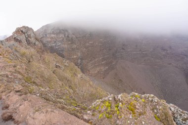 Vezüv Krateri 'nin bulutlu havadaki görüntüsü, İtalya