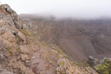 Vezüv Krateri 'nin bulutlu havadaki görüntüsü, İtalya