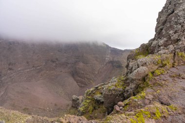 Vezüv Krateri 'nin bulutlu havadaki görüntüsü, İtalya