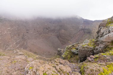 Vezüv Krateri 'nin bulutlu havadaki görüntüsü, İtalya