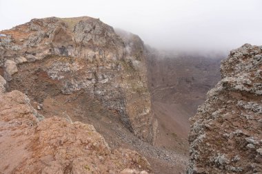 Vezüv Krateri 'nin bulutlu havadaki görüntüsü, İtalya