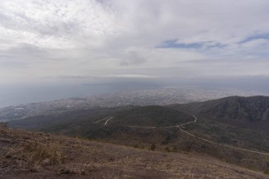 Vezüv Krateri 'nin bulutlu havadaki görüntüsü, İtalya