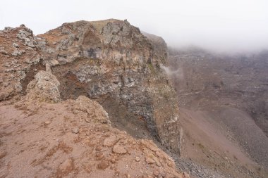 Vezüv Krateri 'nin bulutlu havadaki görüntüsü, İtalya