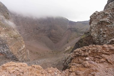 Vezüv Krateri 'nin bulutlu havadaki görüntüsü, İtalya