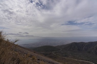 Vezüv Krateri 'nin bulutlu havadaki görüntüsü, İtalya