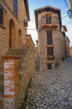 İtalya 'nın Lazio kentindeki Ortaçağ şehri Collalto Sabino' da şehir manzarası