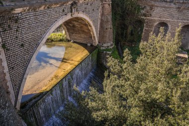İtalya 'nın Lazio kentindeki Villa Gregoriana' da Tivoli şehrindeki şelaleler