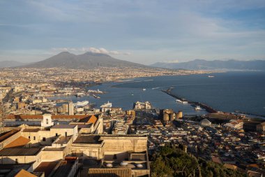 İtalya 'daki Sant' Elmo kalesinin bakış açısından Napoli ve deniz manzarası