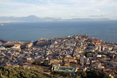 İtalya 'daki Sant' Elmo kalesinin bakış açısından Napoli ve deniz manzarası