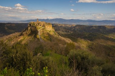Ortaçağ şehri Bagnoregio 'ya ve İtalya' nın Lazio kentindeki köprüye bakın.