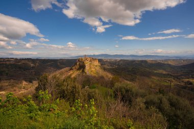 Ortaçağ şehri Bagnoregio 'ya ve İtalya' nın Lazio kentindeki köprüye bakın.