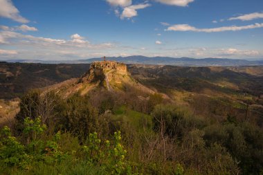 Ortaçağ şehri Bagnoregio 'ya ve İtalya' nın Lazio kentindeki köprüye bakın.