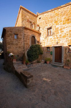 İtalya 'nın Lazio kentindeki Civita di Bagnoregio Ortaçağ şehrinde şehir manzarası