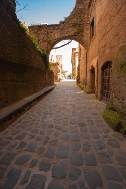 İtalya 'nın Lazio kentindeki Civita di Bagnoregio Ortaçağ şehrinde şehir manzarası