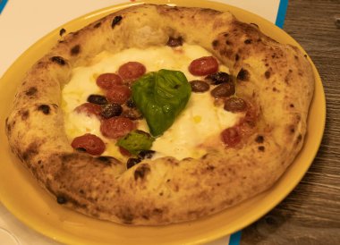 İnanılmaz lezzetli geleneksel Napoli pizzasının görüntüsü