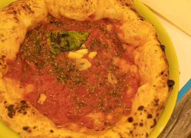 Geleneksel Napoli marinara pizzası.