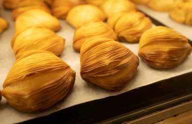 Napoli kahvaltısı için ricotta soslu puf böreği.