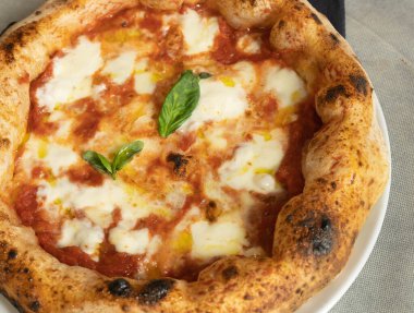 Geleneksel Napoli pizzasının resmi Margherita