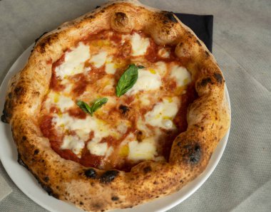 Geleneksel Napoli pizzasının resmi Margherita