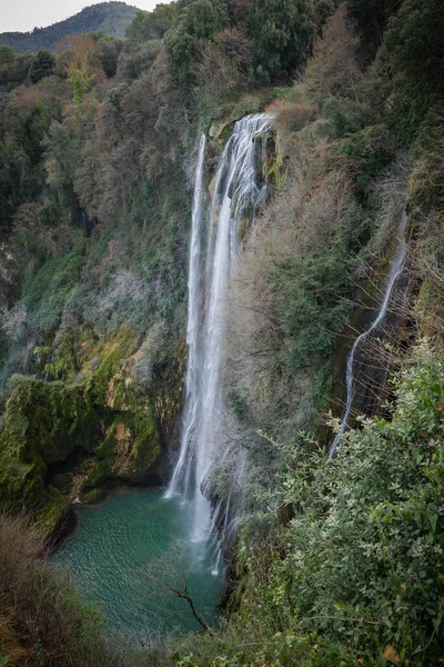 意大利翁布里亚特尼附近的大理石瀑布图像 — 图库照片