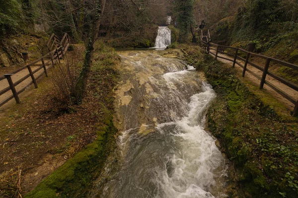 イタリアのウンブリア州テルニ近くの大理石の滝の画像 — ストック写真