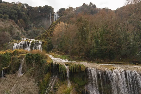 意大利翁布里亚特尼附近的大理石瀑布图像 — 图库照片